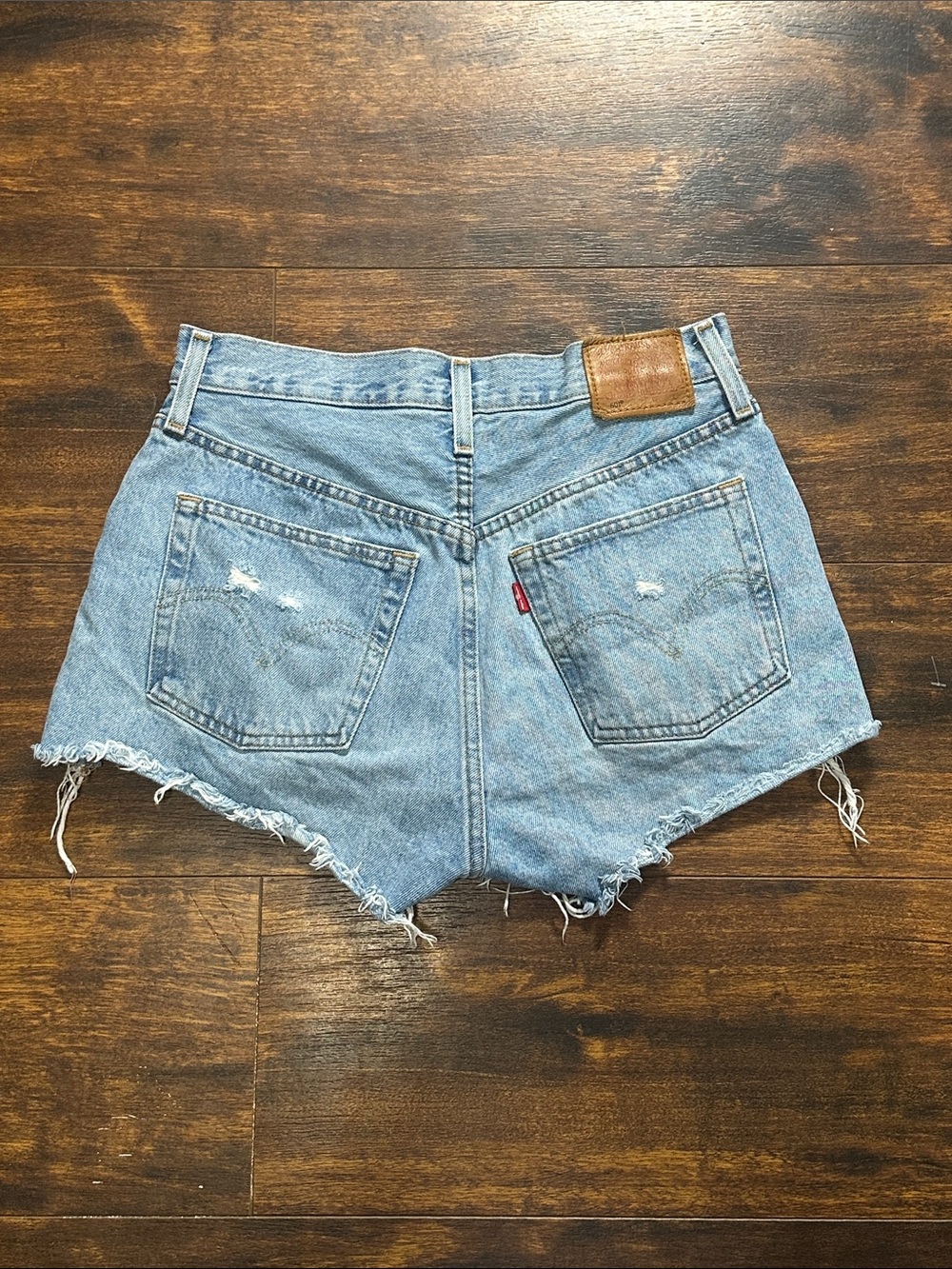🔥 Levi’s Premium Distressed Cutoff Shorts W26 Like New 👖 - Picture 3 of 6